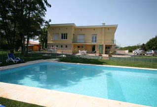 Vue de la villa au-dessus de la piscine